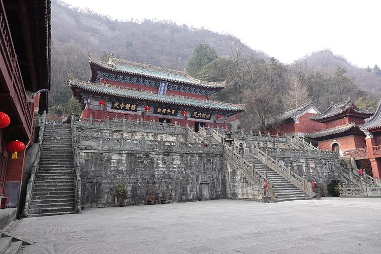 武当山道观 云雾缭绕中的道教圣地